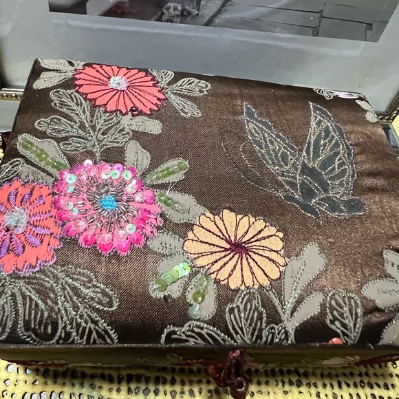 Vintage Beaded storage Box. - Picture 4 of 12